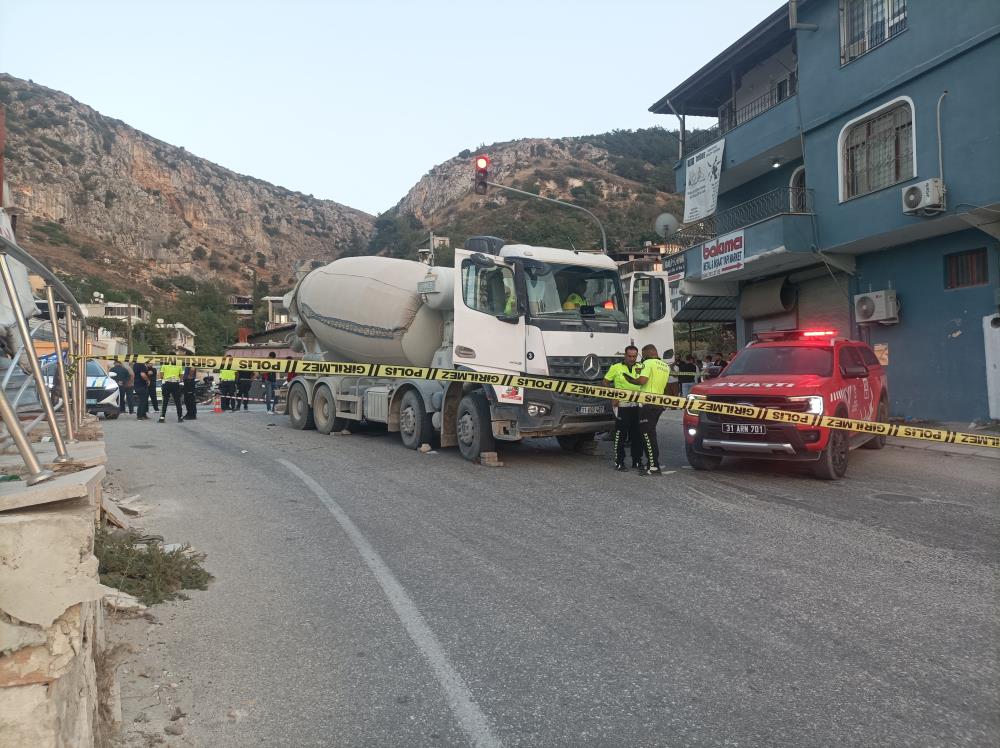 Hatay’ın Antakya ilçesinde beton mikseriyle motosikletin çarpıştığı trafik kazasında, biri