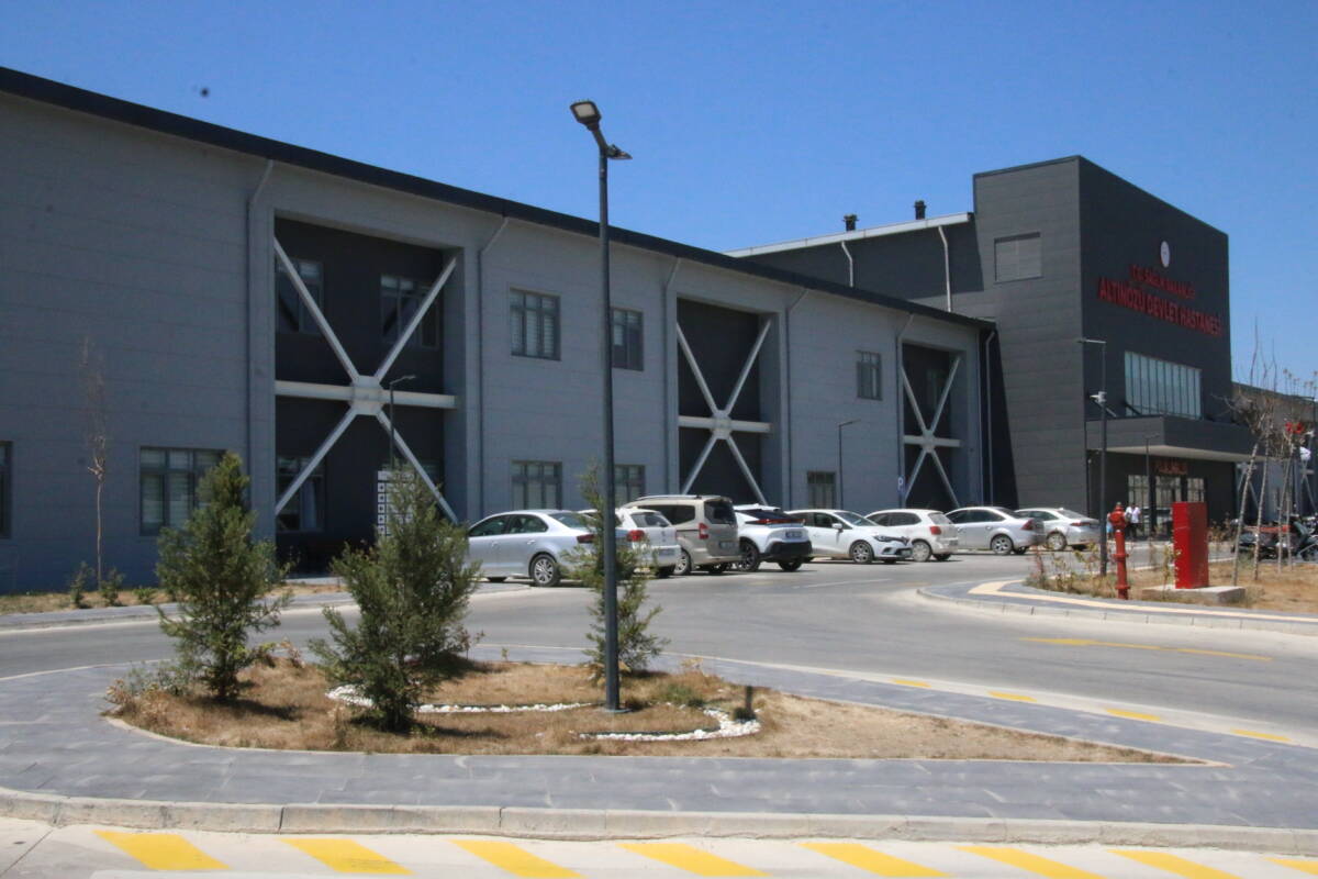 &nbsp; Hatay’ın Altınözü ilçesinde 6 Şubat depremlerinde yıkılan ve ardından