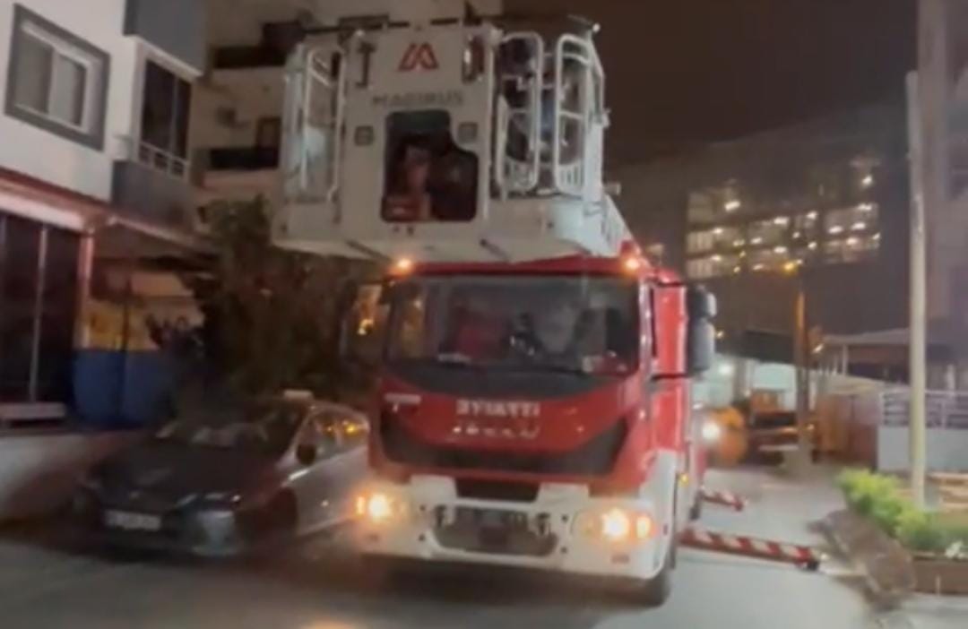 Hatay’ın İskenderun ilçesinde bir iş yerinin çatısında mahsur kalan kedi,