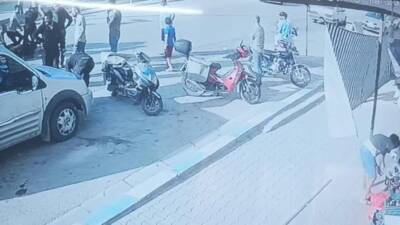   Hatay’ın Yayladağı ilçesinde hafif ticari aracın kapısına çarpan motosiklet