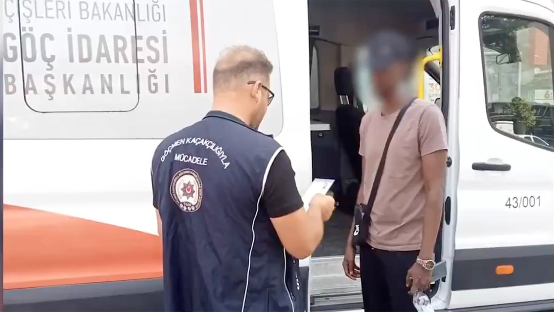 &nbsp; İçişleri Bakanı Ali Yerlikaya, Türkiye genelinde göçmen kaçakçılığına yönelik