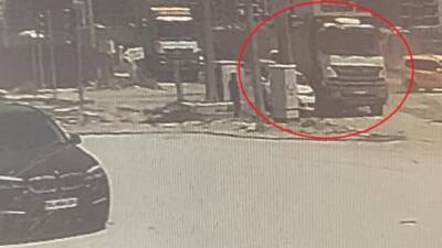   Hatay’ın Antakya ilçesinde hafriyat kamyonu ile otomobilin çarpıştığı kazada,