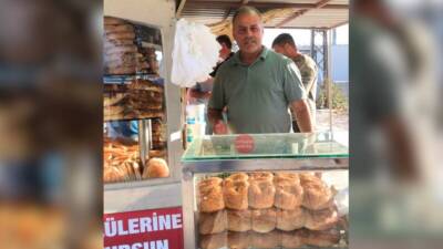   Hatay’ın Antakya ilçesinde 35 yıldır sokak sokak simit satarak
