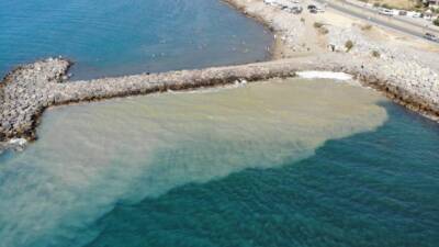 Hatay’ın Arsuz ilçesi sahilinde deniz yüzeyinde oluşan beyaz ve köpüksü