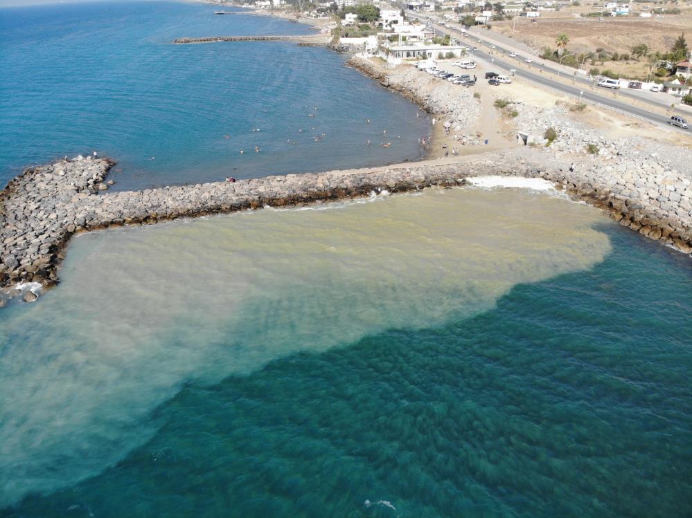 Hatay’ın Arsuz ilçesi sahilinde deniz yüzeyinde oluşan beyaz ve köpüksü