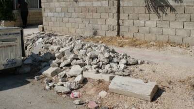 Defne Belediyesi, sokaklara çöp ve moloz dökenlere karşı tavır alarak,