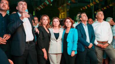 Adana Büyükşehir Belediye Başkanı Zeydan Karalar’ın gözaltına alınmasına karşı CHP