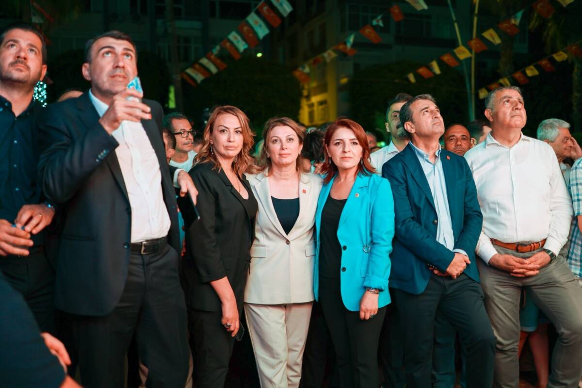 Adana Büyükşehir Belediye Başkanı Zeydan Karalar’ın gözaltına alınmasına karşı CHP