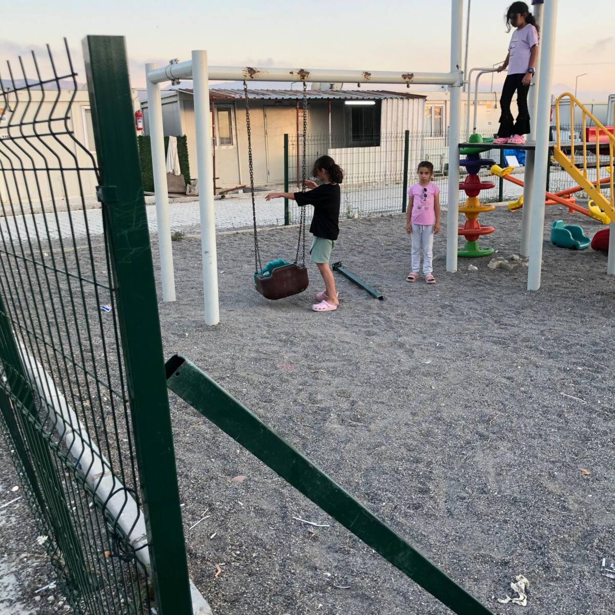 Hatay Subaşı’nda kurulu Cengiz Topel Konteyner Kent’te yaşayan çocuklar, bozuk