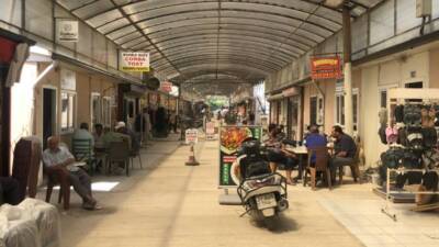 Depremin ardından Hatay’da kurulan İstanbul Kardeşlik Çarşısı’nda esnaf, müşteri beklemek