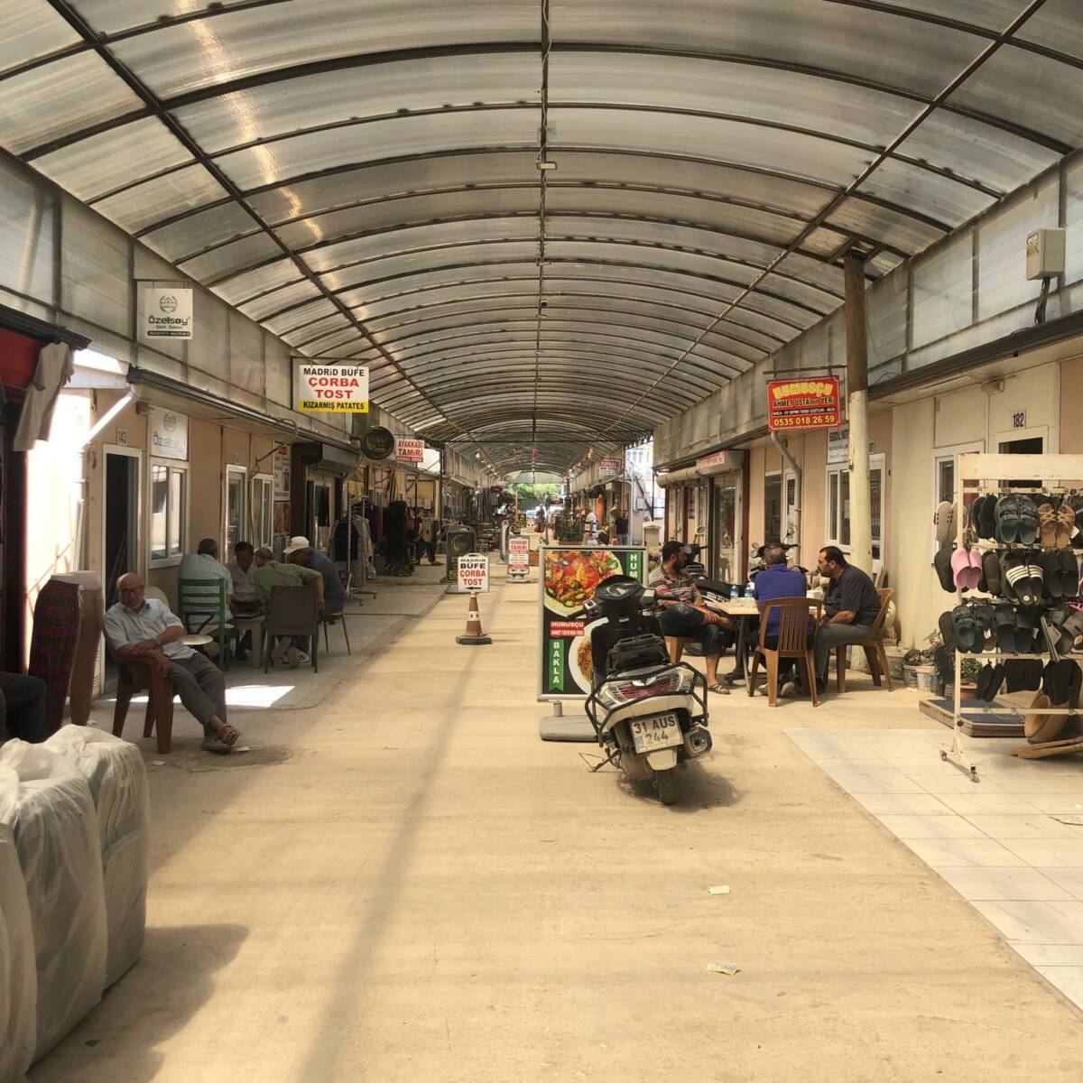 Depremin ardından Hatay’da kurulan İstanbul Kardeşlik Çarşısı’nda esnaf, müşteri beklemek