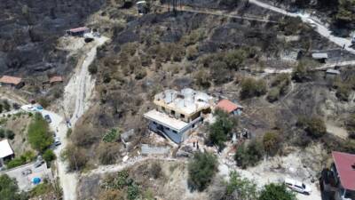 Antakya’nın Karaali Mahallesi’nde başlayan orman yangını, ekiplerin yoğun çalışmaları sonucunda