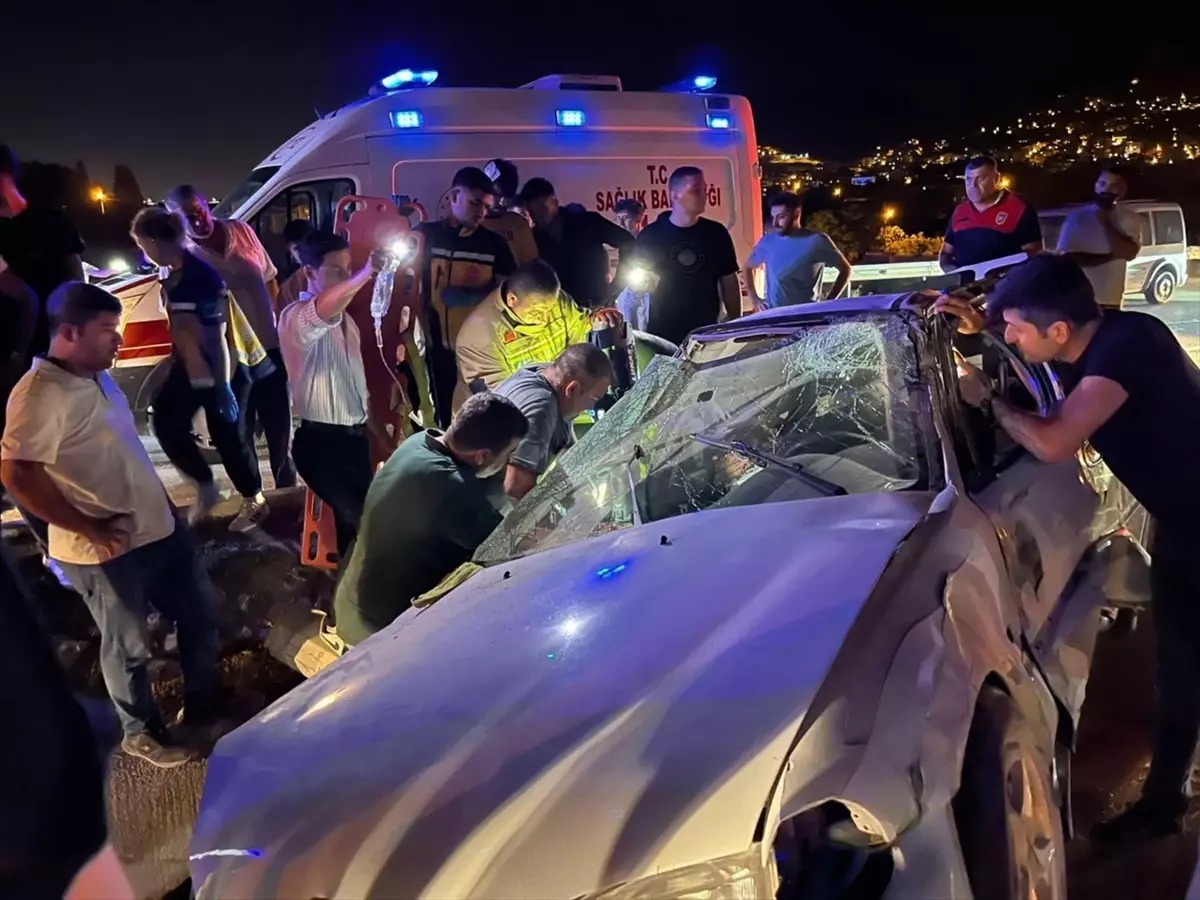 Hatay’ın Defne ilçesinde yaşanan trafik kazasında bir otomobilin refüje çarpması