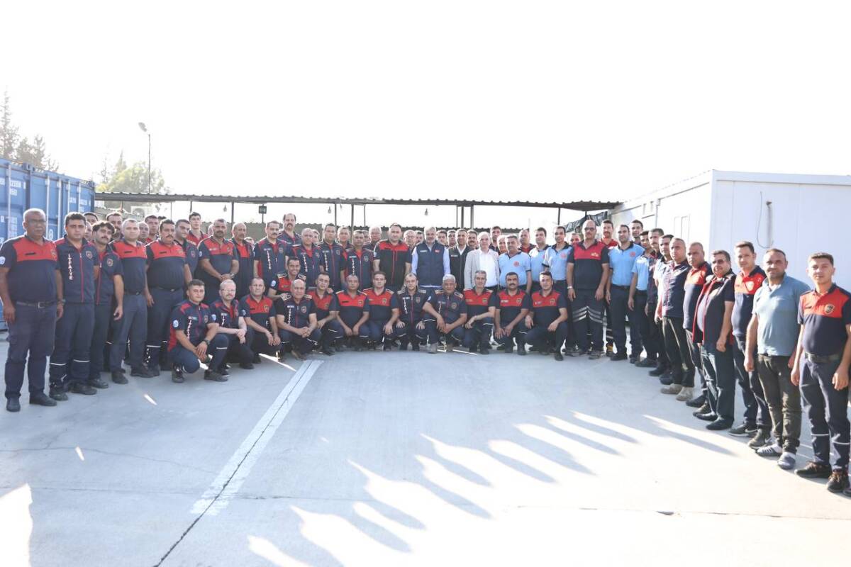 Hatay Büyükşehir Belediye Başkanı Mehmet Öntürk, Antakya’daki orman yangınına özveriyle