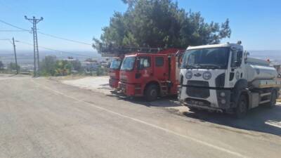 Hatay’ın Alahan bölgesinde sabah saatlerinde yeniden yükselen alevlere itfaiye ekipleri