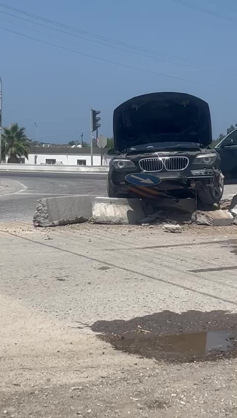 Hatay’ın Arsuz ilçesinde, bir otomobil sürücüsü ışıklardan geçiş sırasında çarpışma