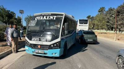 Hatay’ın Antakya ilçesinde meydana gelen trafik kazasında otomobil ile minibüs