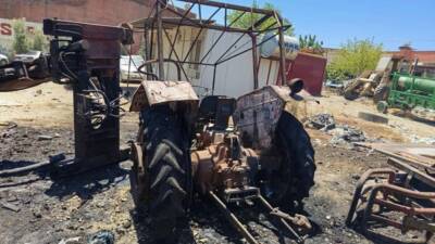 Hatay’ın Kırıkhan ilçesindeki Yeni Sanayi Sitesi’nde çıkan yangında bir otomobil