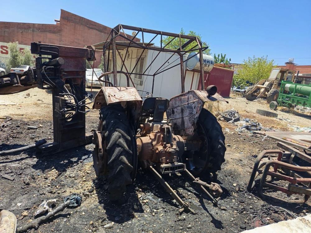 Hatay’ın Kırıkhan ilçesindeki Yeni Sanayi Sitesi’nde çıkan yangında bir otomobil