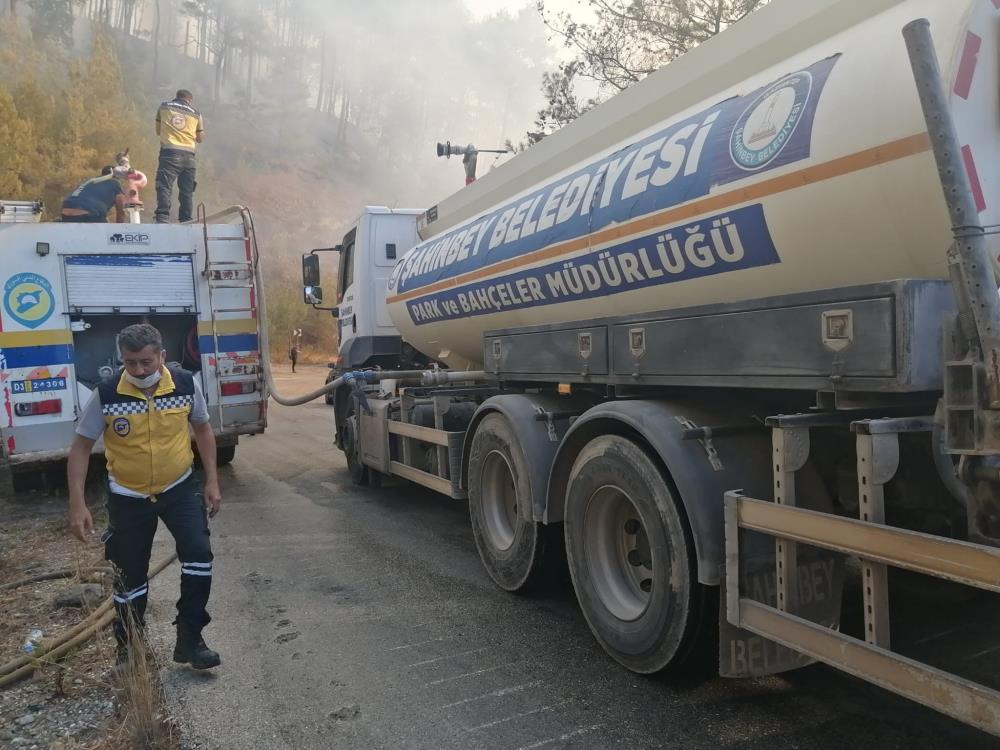 Hatay’da çıkan orman yangınına müdahalede bulunmak üzere harekete geçen Gaziantep’in