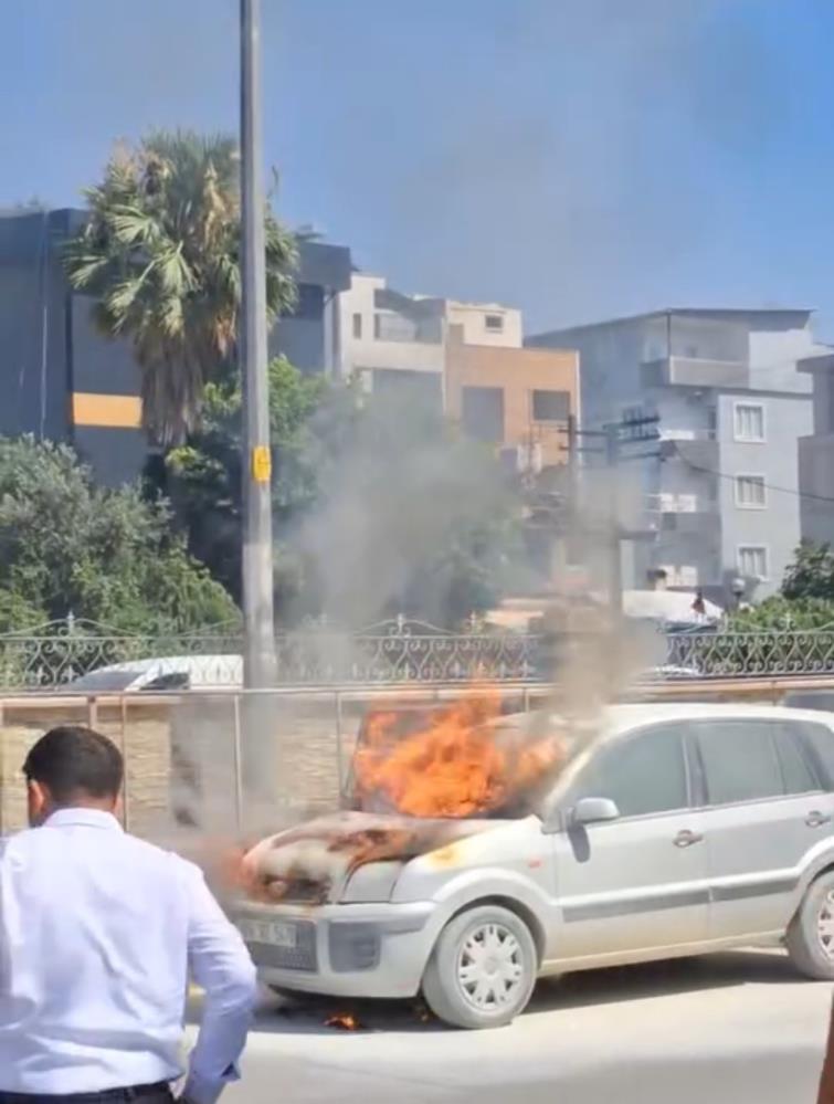 Hatay’ın İskenderun ilçesinde park halinde bulunan bir otomobil, motor kısmından