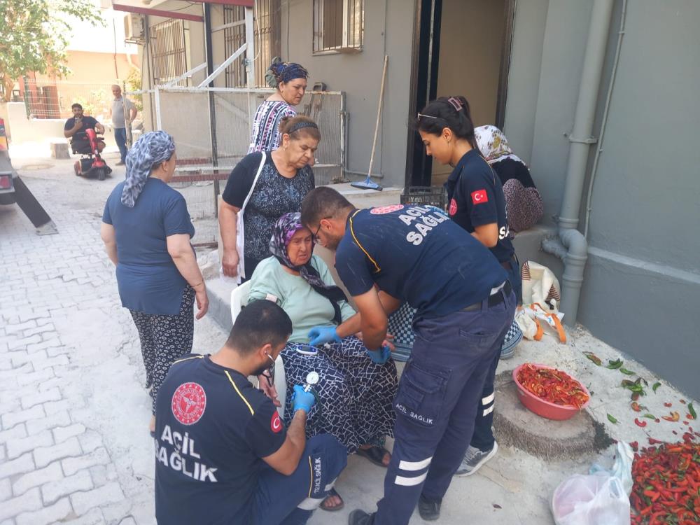 Hatay’ın Samandağ ilçesinde, 80 yaşındaki Sultan A., apartmanın dış cephesinde