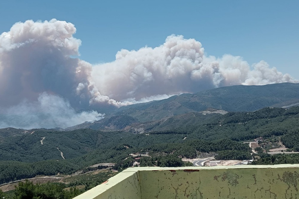 Suriye’nin Lazkiye bölgesinde başlayan ve günlerdir kontrol altına alınamayan orman
