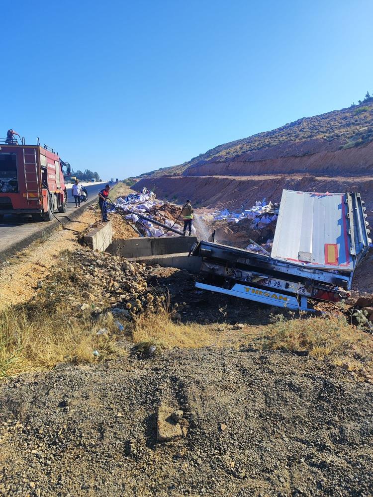 Hatay’ın Kırıkhan ilçesinde meydana gelen trafik kazası, görenleri dehşete düşürdü.