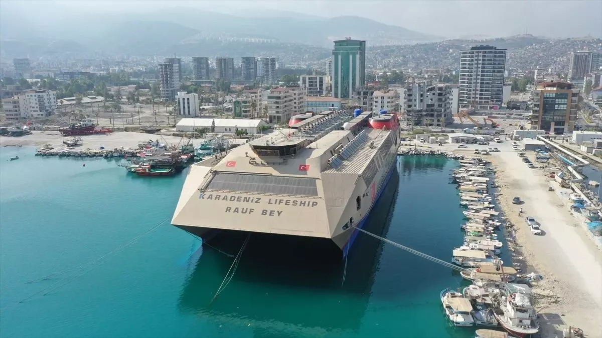 6 Şubat 2023 depremlerinin ardından eğitime destek amacıyla İskenderun’da demirleyen