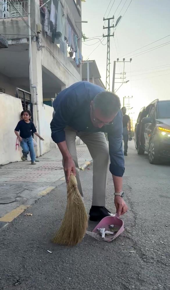 Hatay’ın İskenderun ilçesinde evinin bulunduğu sokağı süpürerek temizleyen kadını gören