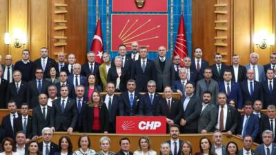 CHP’li milletvekilleri, belediye başkanlarına yönelik yolsuzluk operasyonlarına karşı ortak bir
