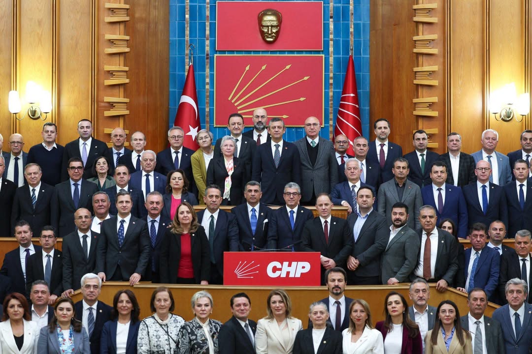CHP’li milletvekilleri, belediye başkanlarına yönelik yolsuzluk operasyonlarına karşı ortak bir