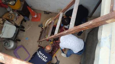 Hatay’ın İskenderun ilçesinde meydana gelen olayda, demir saçın çökmesi sonucu