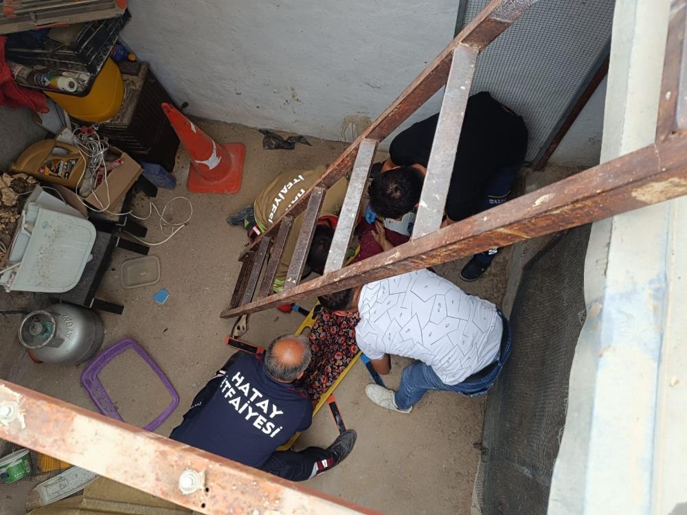 Hatay’ın İskenderun ilçesinde meydana gelen olayda, demir saçın çökmesi sonucu