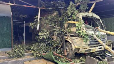 Hatay’ın Antakya ilçesinde sürücüsünün direksiyon hakimiyetini kaybettiği demir yüklü kamyon,