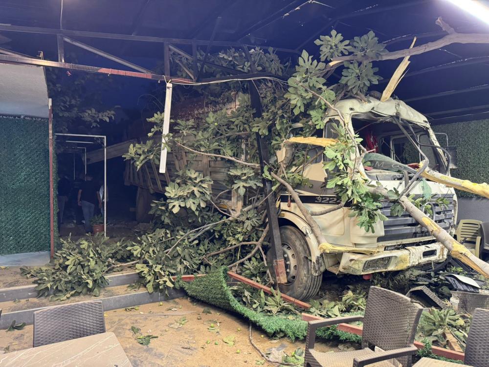 Hatay’ın Antakya ilçesinde sürücüsünün direksiyon hakimiyetini kaybettiği demir yüklü kamyon,