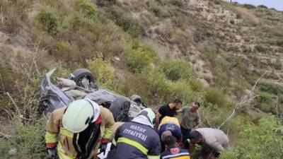 Hatay’ın Arsuz ilçesinde sürücüsünün kontrolünden çıkan bir otomobil uçuruma yuvarlandı.