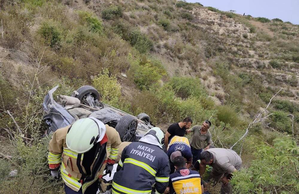 Hatay’ın Arsuz ilçesinde sürücüsünün kontrolünden çıkan bir otomobil uçuruma yuvarlandı.