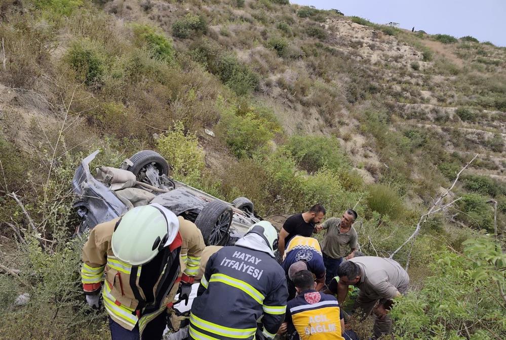 Hatay’ın Arsuz ilçesinde sürücüsünün kontrolünden çıkan bir otomobil uçuruma yuvarlandı.