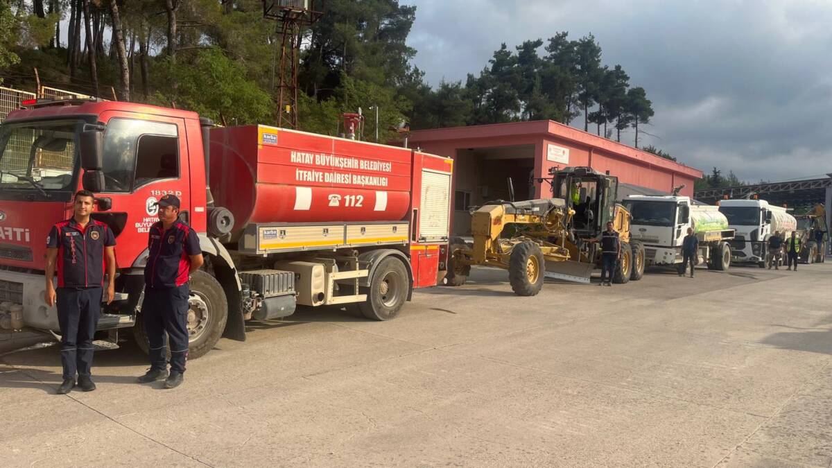 Hatay Büyükşehir Belediyesi, Suriye sınırındaki orman yangınına kapsamlı müdahale ederek