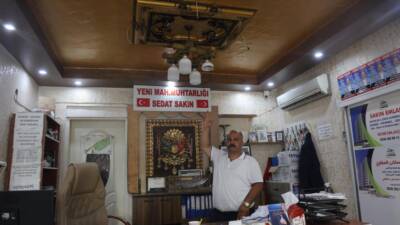 Hatay’ın Reyhanlı ilçesinde, Yeni Mahalle Muhtarı Sedat Sakin’in çalışma ofisinde