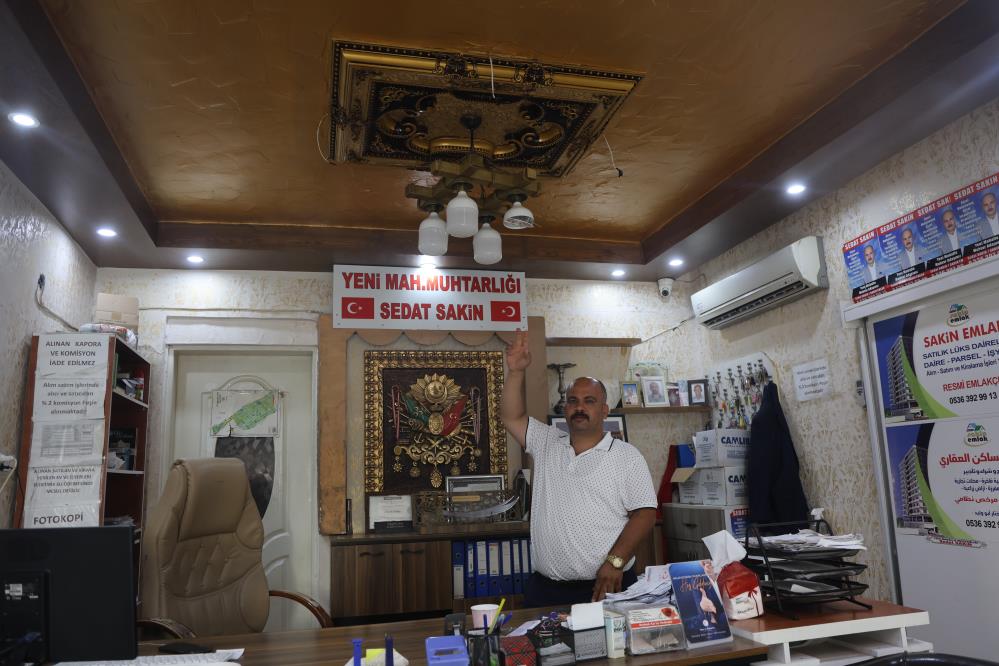 Hatay’ın Reyhanlı ilçesinde, Yeni Mahalle Muhtarı Sedat Sakin’in çalışma ofisinde