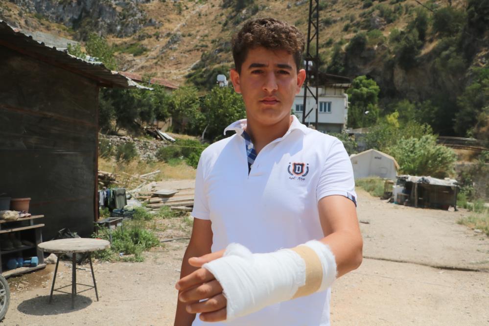 Hatay’ın Antakya ilçesinde Habib-i Neccar Dağı eteklerinde çıkan orman yangını,