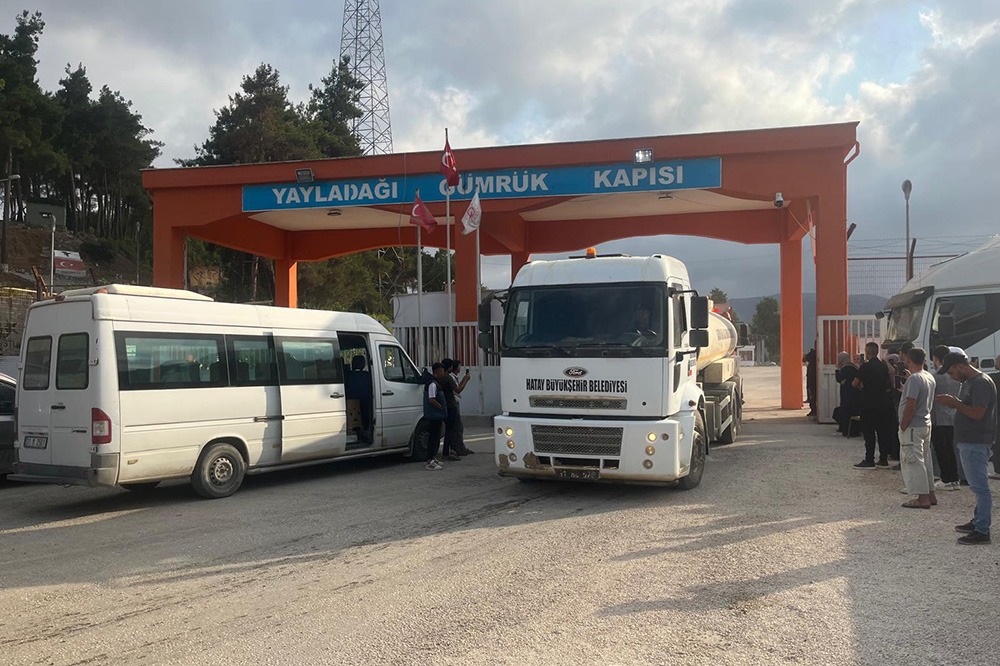 Suriye’nin Lazkiye kentinde başlayan ve Türkiye sınırına kadar ulaşan orman