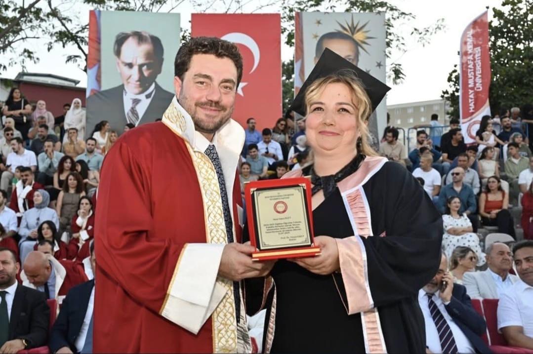 Hatay Mustafa Kemal Üniversitesi’nde geçtiğimiz hafta düzenlenen mezuniyet töreninde, Fen