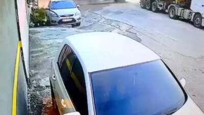 Hatay’ın Antakya ilçesinde sürücüsünün direksiyon hakimiyetini kaybettiği demir yüklü kamyonun