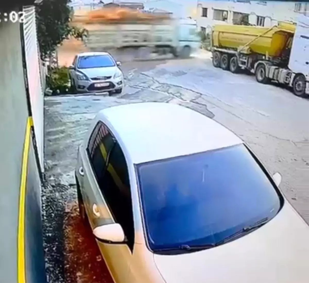 Hatay’ın Antakya ilçesinde sürücüsünün direksiyon hakimiyetini kaybettiği demir yüklü kamyonun