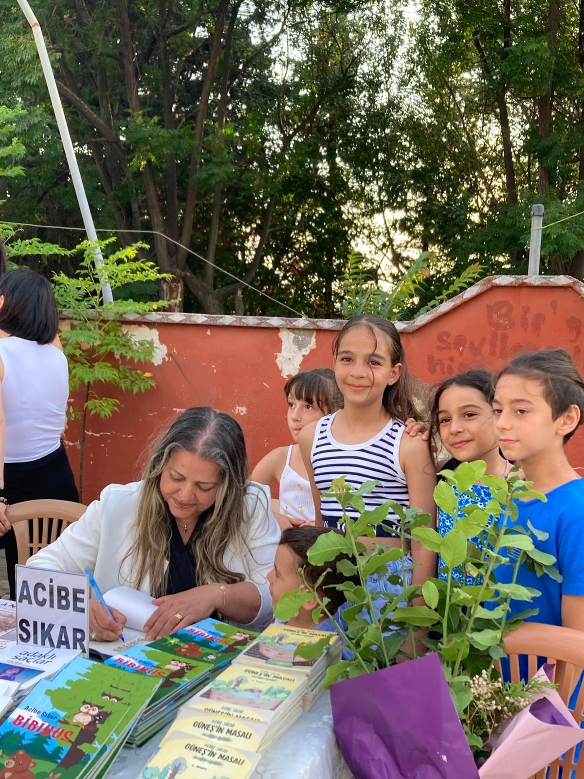 Defneli yazar Acibe Sıkar, bugüne dek Türkiye’nin dört bir yanında