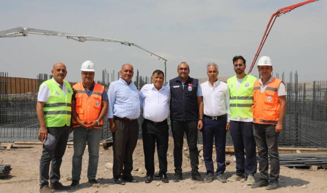 HBB’den Kumlu’ya Çok Amaçlı Salon Müjdesi Hatay Büyükşehir Belediyesi (HBB), Başkan Mehmet Öntürk’ün seçim vaatleri arasında