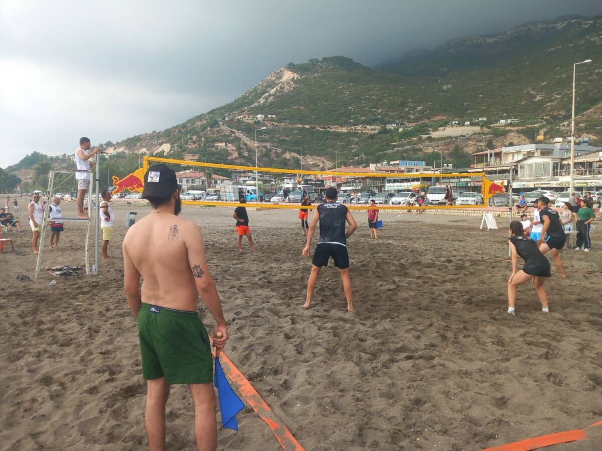 Samandağ’ın gözde sahil bölgelerinden Çevlik, hafta sonu renkli ve heyecan